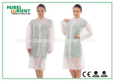 Cina Cappotto eliminabile del laboratorio di PP/SMS/abbigliamento medico eliminabile leggero con la chiusura dello zip in vendita