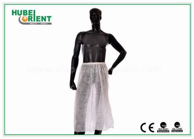 China Veste descartável personalizada do quimono/vestes descartáveis não tecidas macias dos termas do toque à venda