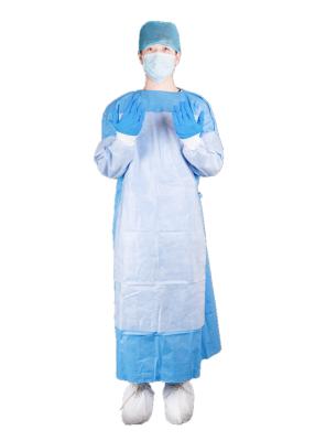 中国 病院のための補強された材料が付いている使い捨て可能なSMSの手術衣 販売のため