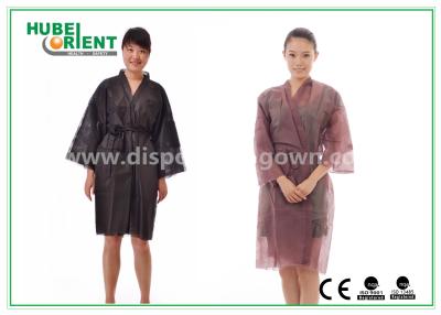 China Utilização Center não tecida da beleza do vestido/roupão da sauna da veste descartável respirável do quimono à venda