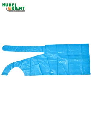 China Delantal plástico impermeable PE del Anti-chapoteo del delantal de la Aceite-prueba del uso disponible ligero respirable de la cocina en venta