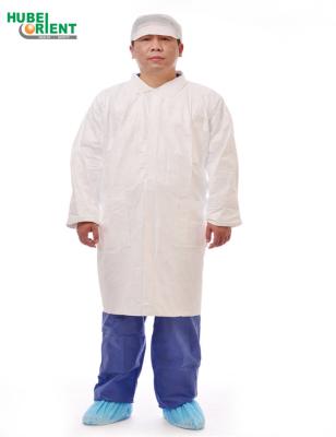 中国 Tyvekの実験室のコートの使い捨て可能なガウンを看護する非編まれた使い捨て可能な実験室のコートの病院 販売のため