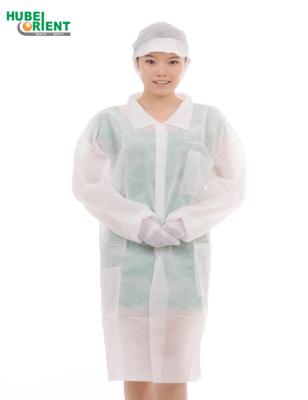 China El puño hecho punto largo envuelve la capa médica disponible 55G/M2 con el cuello de la camisa en venta