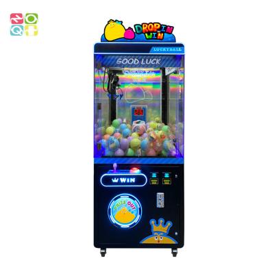 Cina Drop In Win Claw Crane Machine With Rotating Prize Hole Commercial Ball Catching Machine in vendita