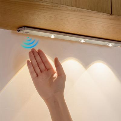 China LED Dimmable Cat-Eye Sensor Light  Aluminum Luminous Kitchen Cabinet Lamp USB Rechargeable Wireless Sensor Closet Light à venda