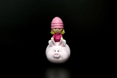 China Un juguete plástico de la altura de la pulgada figura a una muchacha con el sombrero rosado en un cerdo como vaso en venta