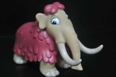 中国 巨大な象の長く白い歯8*7*5cmを搭載する収集できるビニールのおもちゃ 販売のため