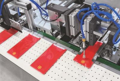 China Kundenspezifische automatische bauschende Hochgeschwindigkeitsmaschine für rote Umschlag-Buch-Karte zu verkaufen