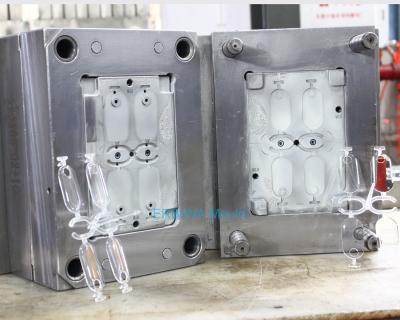 中国 OEMのプラスチック透明な部品は4キャビティが付いているヘッドLEDライト/自動前部ブラケット ランプ ハウジングのために形成する 販売のため