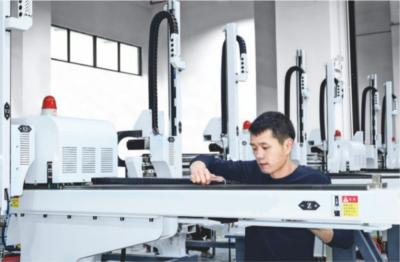 China Pick Out Axis Injection Molding Robots Servo Driven For PET Bottles Perfume à venda