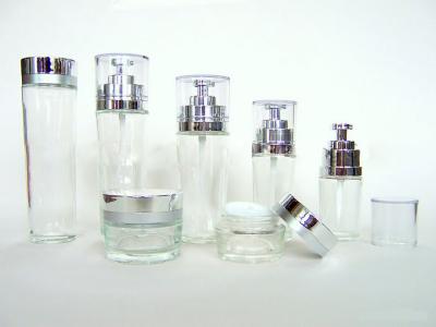 Chine 150ML 120ML 100ML 50ML givrant les bouteilles en verre cosmétiques vides pour l'essence et la crème de lotion à vendre