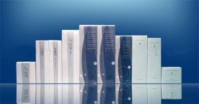 China Cajas de empaquetado cosméticas modificadas para requisitos particulares del cartón de plata del celofán en venta