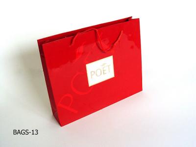 China Sacos de compras de papel vermelhos de reciclagem feitos sob encomenda com punhos à venda