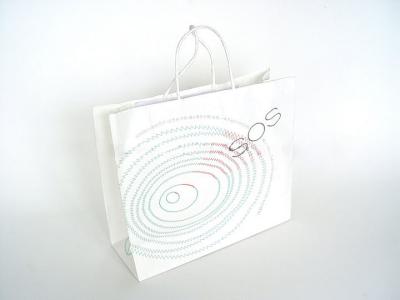 China Kundenspezifische einfache weiße Recyclingpapier-Fördermaschinen-Taschen für den Einkauf zu verkaufen