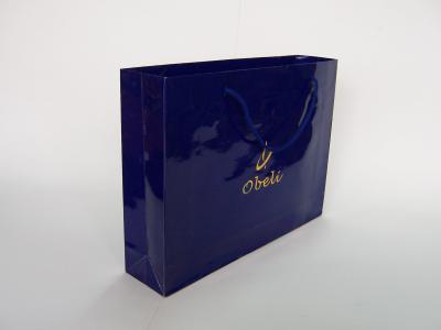 China Kundengebundene lamellierte heiße stempelnde blaue Papierfördermaschinen-Taschen für das Einkaufen zu verkaufen