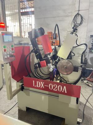 Chine Machine à affûter la lame de scie TCT à angle de basculement entièrement automatique LDX-020A à vendre