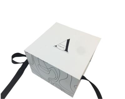 China Empaquetado doble roscado del huevo de la caja de regalo de la Navidad de la pintada del doblez de la mitad de la abertura de la cinta en venta