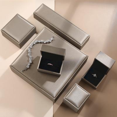 Chine Boîte à bijoux en cuir d'unité centrale de collier en cuir de boîte-cadeau de bracelet de boucle d'oreille à vendre