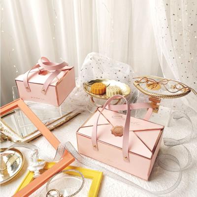 China Bronzing Portable Handle Paper Candy Packaging Box For Wedding Party Guest Gifts for sale