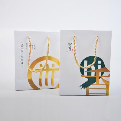 China El comercio electrónico de papel impreso empaqueta la manija de empaquetado Matt Lamination de la torsión en venta