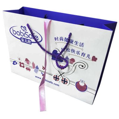 China Custom Luxury White Paper Carry Bag With Artwork Printing Manufacturers for sale