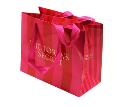 China Sacos feitos sob encomenda do presente do papel do boutique que empacotam com a folha de ouro que carimba Logo Suppliers à venda