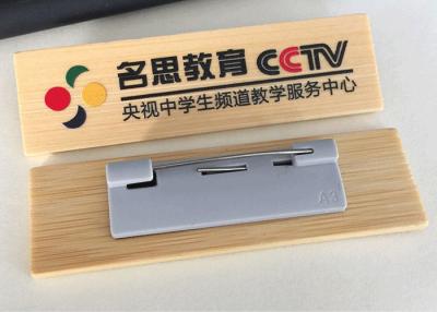 China Insignias de nombre grabadas reutilizables de madera sólida, insignias de nombre a todo color con el Pin de seguridad en venta