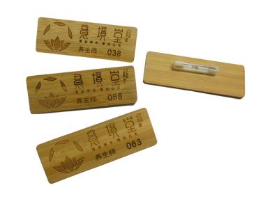 China O Pin de segurança personalizou crachás de nome magnéticos de madeira gravados costume das etiquetas do nome à venda