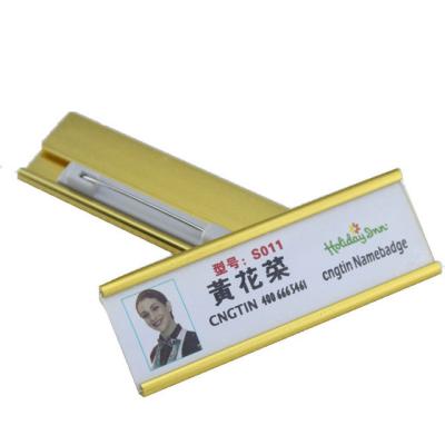 China Kundenspezifische magnetische AluminiumNamensschilder, gravierte Metallnamensschilder mit Sicherheitsnadel zu verkaufen