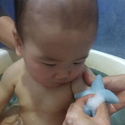 Chine Éponge lisse verte 10g de détergent de peau de corps de Bath de luffa konjac rectangulaire de luffa à vendre