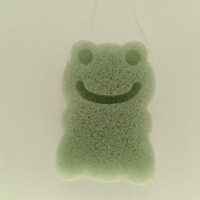 China Esponja facial infundida carbón de leña Konjac del verde de la esponja de las fórmulas de la belleza de la rana en venta