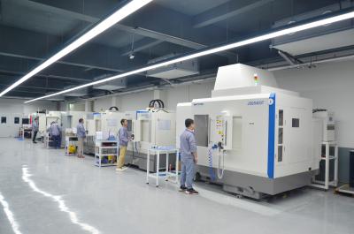 China Puliendo moldeo por inyección el material del casquillo H13 del sacador de los componentes plásticos en venta