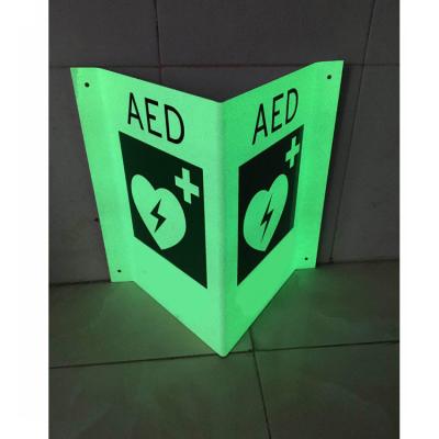 China 3 AED de forma de V de la muestra del corazón de la manera montados en la pared con la pintura del resplandor de la noche en venta
