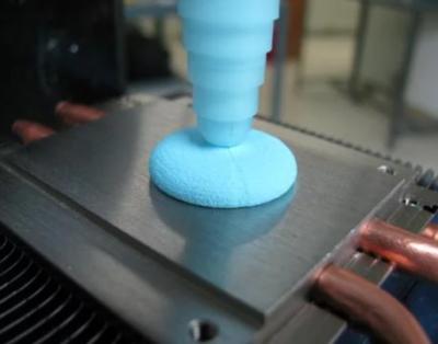 China Materiales de interfaz térmica de dos partes líquido azul gel de llenado de huecos térmicos desechable en venta