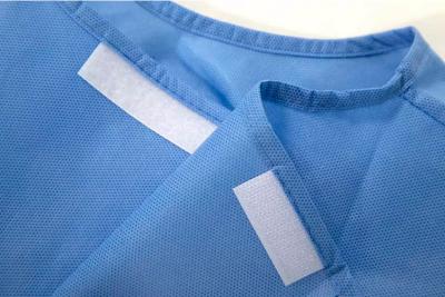 China AAMI nivelam o vestido azul impermeável do isolamento de SMS do vestido cirúrgico de 3 padrões à venda
