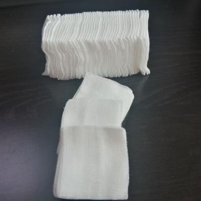 中国 傷つけられた処置のクリーニングのための吸収性の圧縮機械のガーゼの綿棒のスポンジ 販売のため