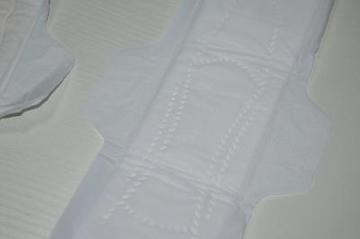 Chine Les serviettes femelles de coton imperméable capitonne la taille multi biodégradable respirable à vendre