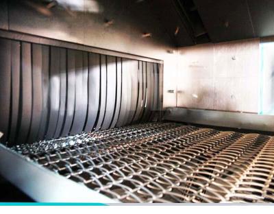 中国 自動車車輪のための連続的な供給のトンネルのタイプ金網のショット ブラスト機械 販売のため