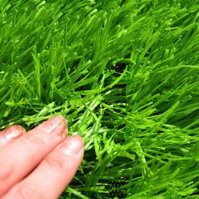 中国 10mmの高さのプラスチック総合的な泥炭のカーペットの芝生の人工的な草の景色 販売のため