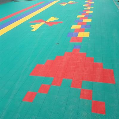 Chine Hauts tapis parquetants de verrouillage résistants UV de plancher d'exercice de polypropylène à vendre