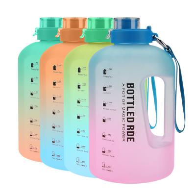 Chine Vente en gros de 1,5 litre Grandes capacités Gradient Couleur Gym Water Jug plastique BPA Bouteille d'eau de sport gratuite Avec horaire à vendre