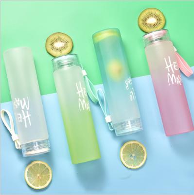 China Personalisierte Designer Farbenfrohe Glaswasserflaschen Tragbare Schrägflasche BPA-freie gefrorene Borosilikat-Glaswasserflasche zu verkaufen