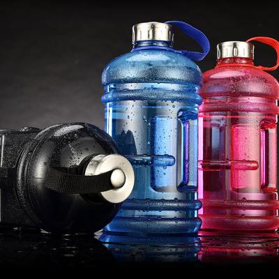 China Botella de plástico transparente de gran capacidad de 2 litros de galón de agua, jarra, botella de agua para gimnasio en venta