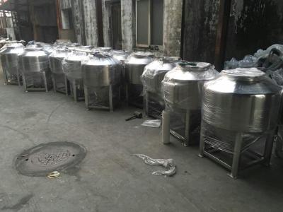 Chine réservoir de transfert d'acier inoxydable de poudre des emballages 250L avec quatre roues avec pousser la main à vendre