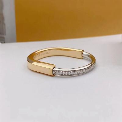 China Pulsera de diamantes de oro de 18 quilates de Kuwait Jewelry Pulseras de brazalete de oro blanco personalizadas en venta