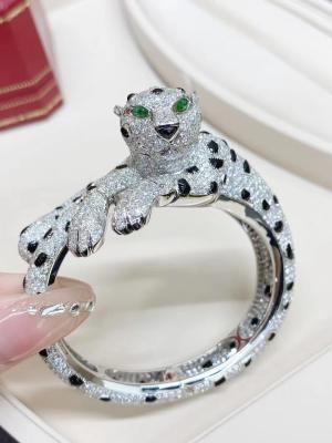 China Luxurious and Elegant White Diamond 18K Gold Luxury Bracelet Shine & Sparkle Perfect for Gifting for sale