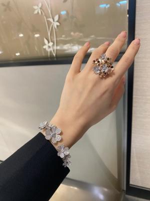 China Bezel Setting Van Cleef Jewelry Luxurious Style With Diamond Stone Wedding Jewelry 18k Gold for sale