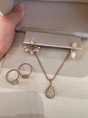 China Elegant 18K Gold Diamond Jewelry Customized Weight Geometric Prong Setting Designs en venta