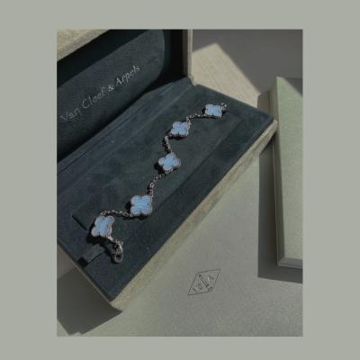 Китай Уникальное 18К Золото Ван Клеф и браслет Арпельс винтажный Альгамбра для молодых дам продается