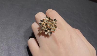 China Handmade 18K Gold Diamond Ring With Mirror Polished 8 Flowers Design for sale